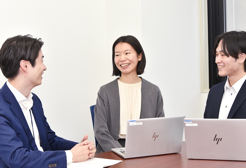 チームで話し合っている様子