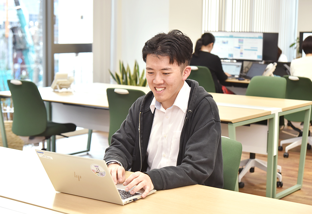チャット等でやり取りをしている様子