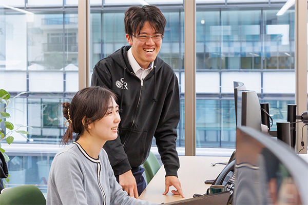 OJTで仕事を教わっている様子